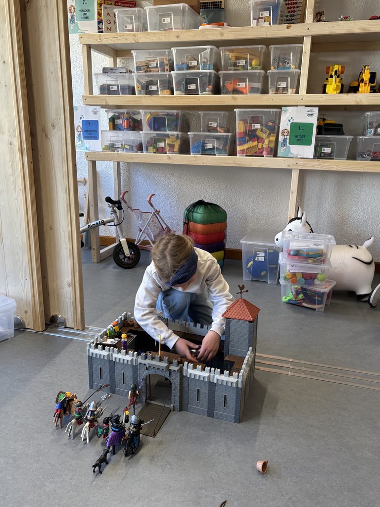 Kind spielt in der Spielzeug-Bibliothek